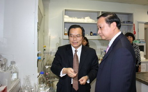 专注中药产学研三十余年：记上海中医药大学收米直播
院长徐宏喜